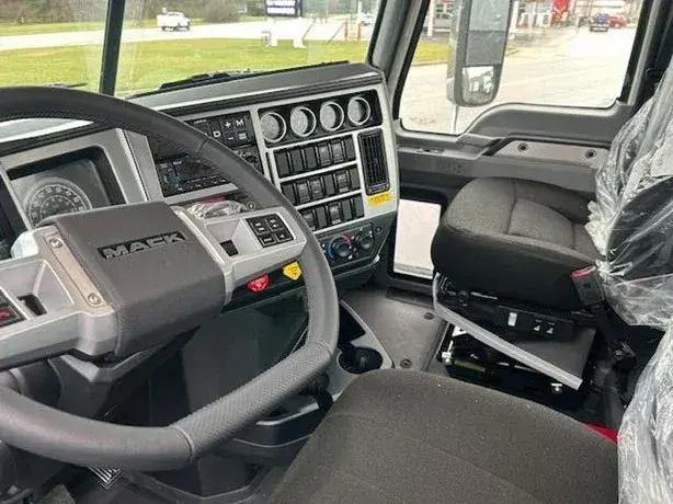 2025 MACK PINNACLE 64T - 3